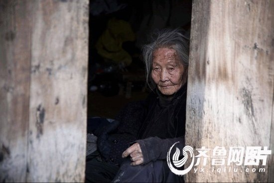 九旬老人爬行生活两年 官方将妥善安排生活(图)