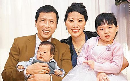 甄子丹夫妇和一对儿女