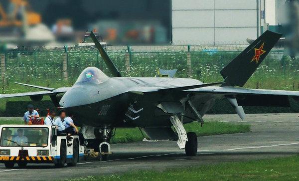 资料图：牵引中的歼-20测试机。