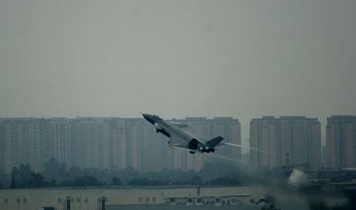 资料图：歼-20战机加力起飞，其机翼两端出现两道白色的涡流，感觉十分唯美。