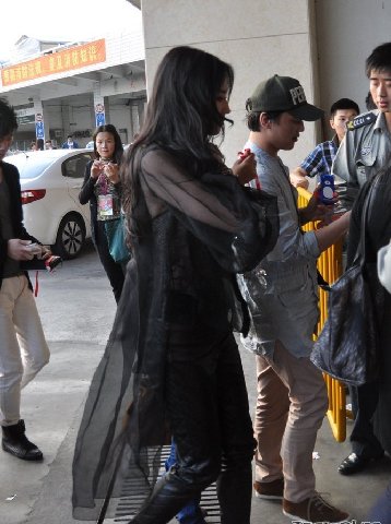 刘亦菲穿黑色透视装露酥胸 边走边整理内衣