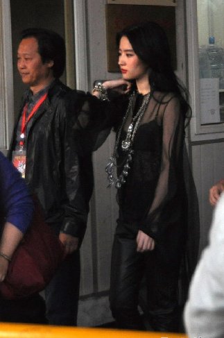 刘亦菲穿黑色透视装露酥胸 边走边整理内衣