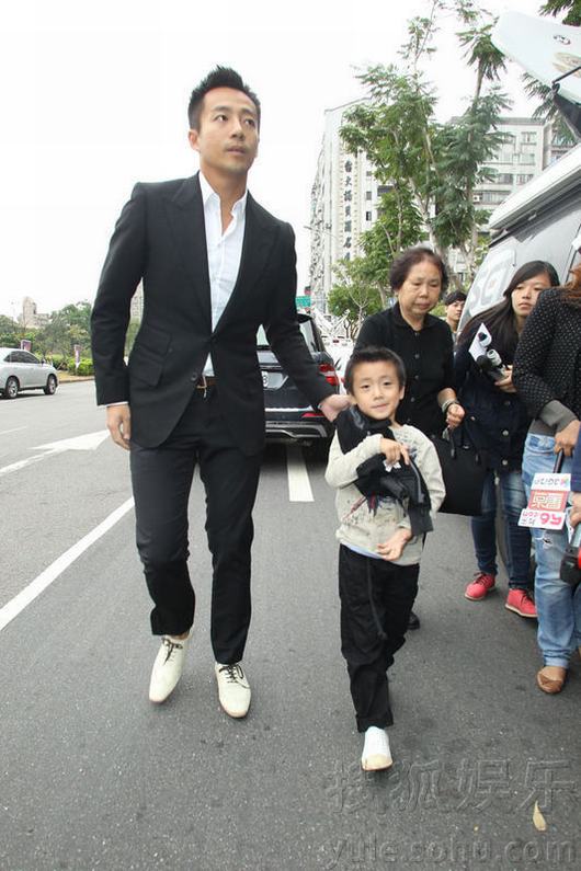 大S小S父亲病逝追悼会举行 汪小菲许雅钧到场悼念