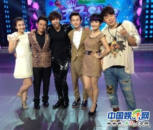 湖南卫视名嘴私密照大曝光 李湘自拍秀乳沟(图)