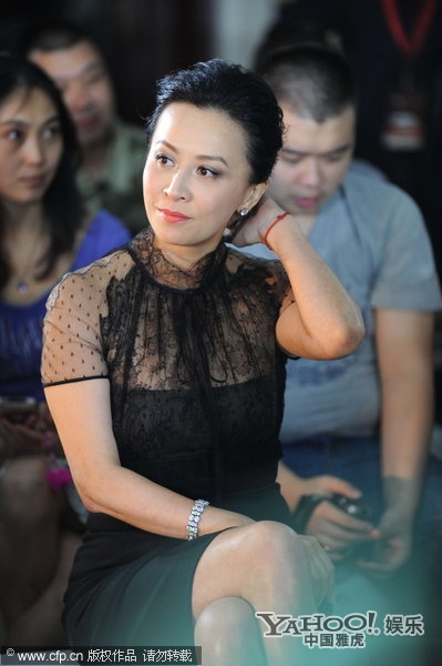 偏爱透视的女星 内衣乍隐乍现