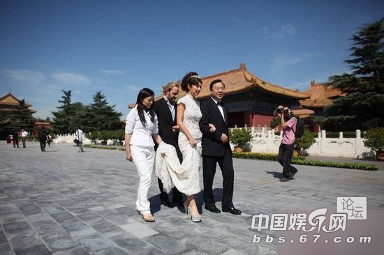 叶剑英孙女性感亮相 万里孙女万宝宝透视装争艳