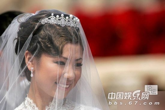 叶剑英孙女性感亮相 万里孙女万宝宝透视装争艳