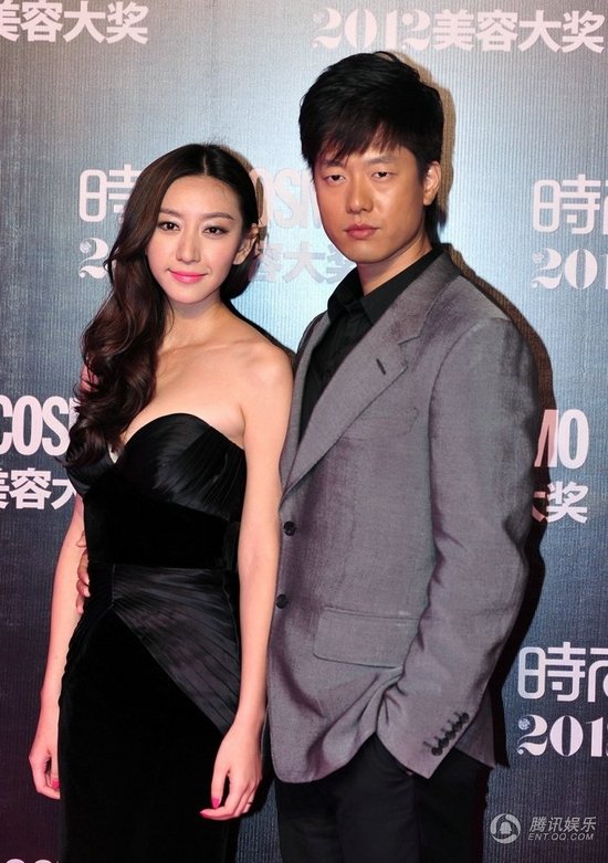 凌潇肃唐一菲婚后首度同台 揽腰耳语十指紧扣极尽恩爱