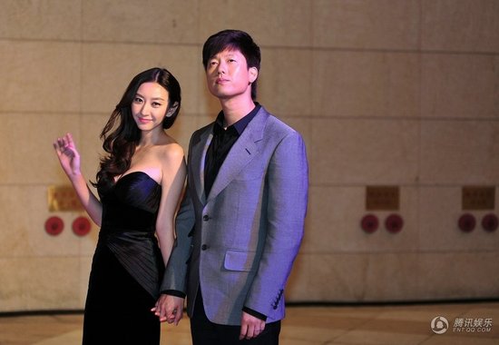 凌潇肃唐一菲婚后首度同台 揽腰耳语十指紧扣极尽恩爱