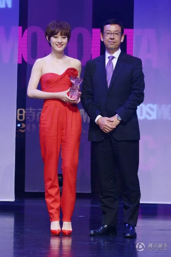 凌潇肃唐一菲婚后首度同台 揽腰耳语十指紧扣极尽恩爱