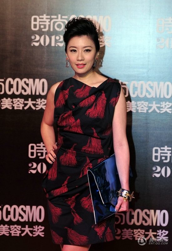 凌潇肃唐一菲婚后首度同台 揽腰耳语十指紧扣极尽恩爱