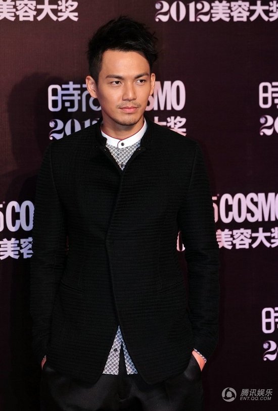 凌潇肃唐一菲婚后首度同台 揽腰耳语十指紧扣极尽恩爱