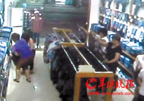 广东“神偷”妇女团3分钟偷150条牛仔裤(图) 广东“神偷”妇女团3分钟偷150条牛仔裤(图)
