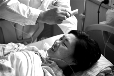 昨日，医生为躺在重症监护病房里的苏丹梳理头发。