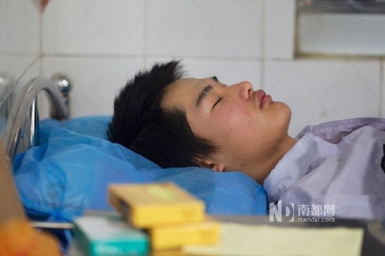 图为被打伤的保安管飞龙被医生诊断为全身多处软组织挫伤，据其他保安介绍他到医院后神志不是很清楚一直昏睡。 王子荣 摄