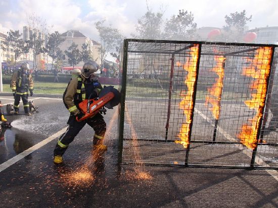 青岛消防演习惊险似好莱坞大片 机器人切钢筋如草芥
