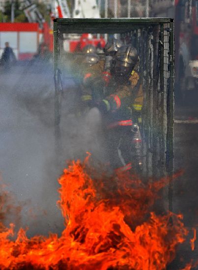 青岛消防演习惊险似好莱坞大片 机器人切钢筋如草芥