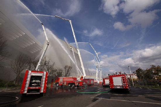 青岛消防演习惊险似好莱坞大片 机器人切钢筋如草芥