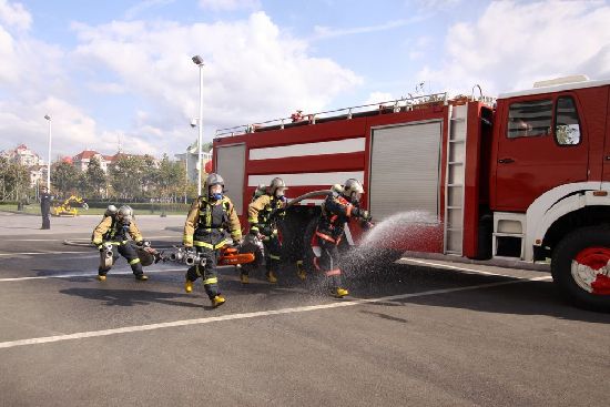 青岛消防演习惊险似好莱坞大片 机器人切钢筋如草芥