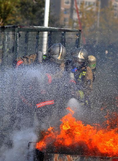 青岛消防演习惊险似好莱坞大片 机器人切钢筋如草芥