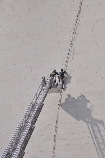 青岛消防演习惊险似好莱坞大片 机器人切钢筋如草芥