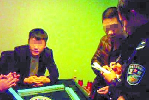 眼镜男专偷女士丝袜内衣 治安清查抓获69嫌犯