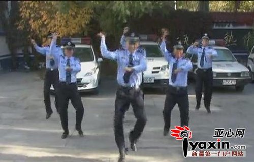 新疆民警派出所内跳骑马舞 网友称太欢乐(图)
