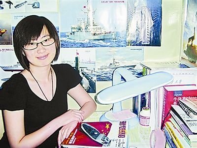女军迷痴迷海军两考军校 海军首长点名上航母