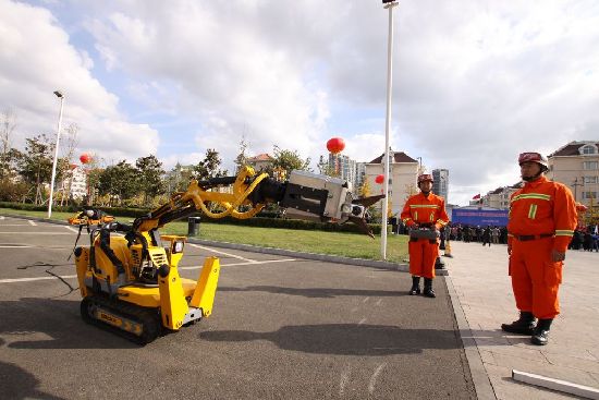 青岛消防演习惊险似好莱坞大片 机器人切钢筋如草芥