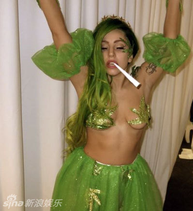 LadyGaga化身赤裸草裙精灵办派对 两赤裸肌肉男贴身“侍奉”