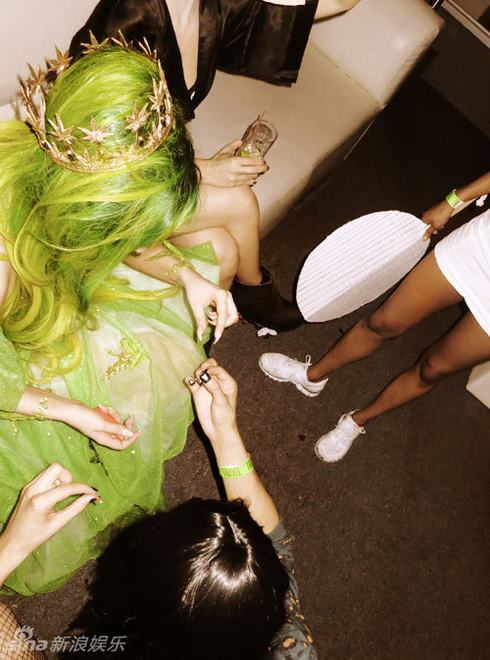 LadyGaga化身赤裸草裙精灵办派对 两赤裸肌肉男贴身“侍奉”