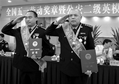 击毙周克华警察获二级英模称号 称常被路人认出