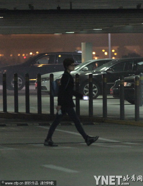 孙俪无邓超陪伴独自现身抵上海 深夜变手机控查岗