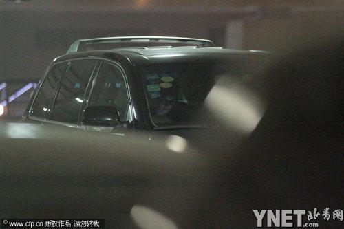 孙俪无邓超陪伴独自现身抵上海 深夜变手机控查岗