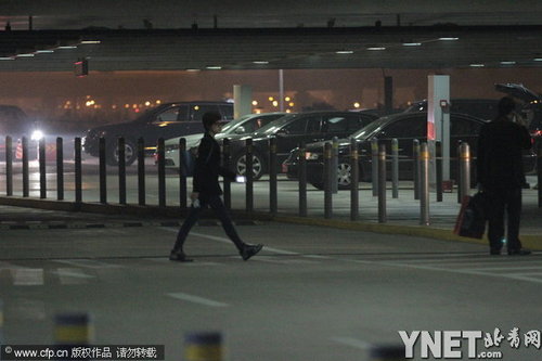 孙俪无邓超陪伴独自现身抵上海 深夜变手机控查岗