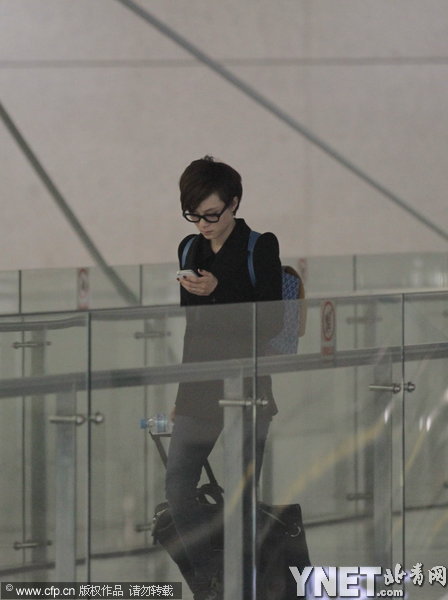 孙俪无邓超陪伴独自现身抵上海 深夜变手机控查岗