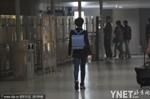 孙俪无邓超陪伴独自现身抵上海 深夜变手机控查岗