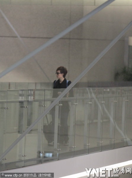 孙俪无邓超陪伴独自现身抵上海 深夜变手机控查岗