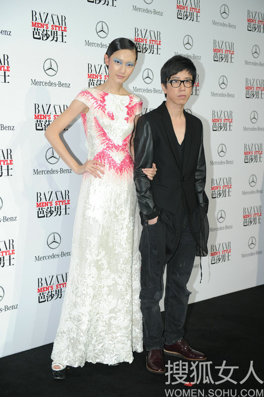 众星助阵芭莎颁奖礼 内地女星透视装走红毯抢镜