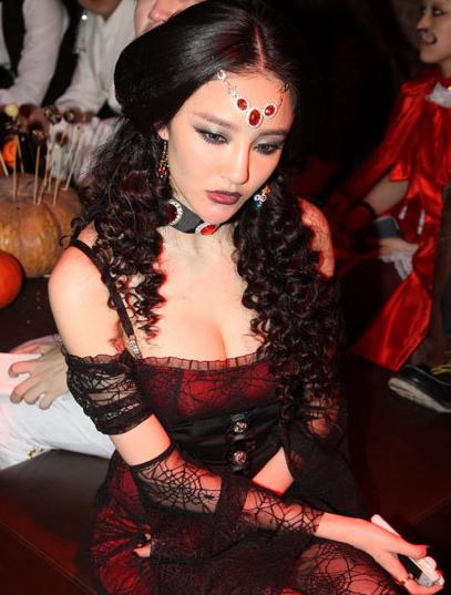 刘雨欣妆容妖艳低胸秀豪乳抢镜