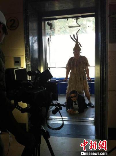 张家界市旅游局副局长郑亚平化身“稻草鸟叔”。 张家界市旅游局副局长郑亚平化身“稻草鸟叔”。