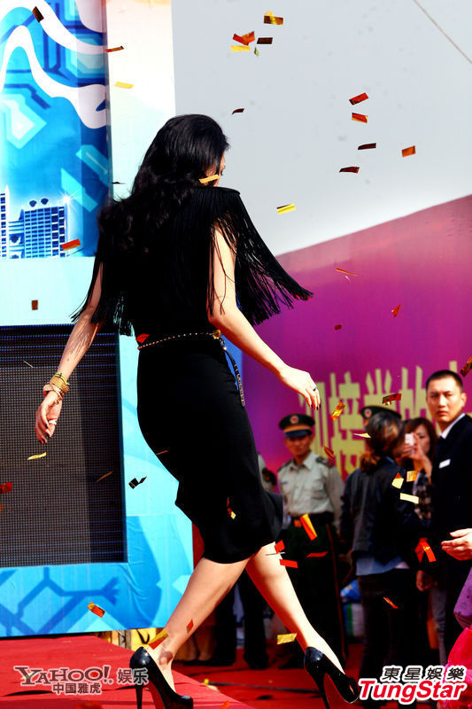 章子怡黑裙现身南宁捞金 脂粉难以掩饰岁月痕迹