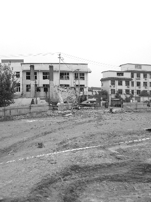 黄山外国语学校锅炉爆炸现场一片狼藉