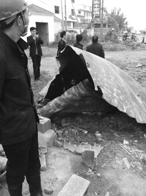 锅炉碎片飞到50米外