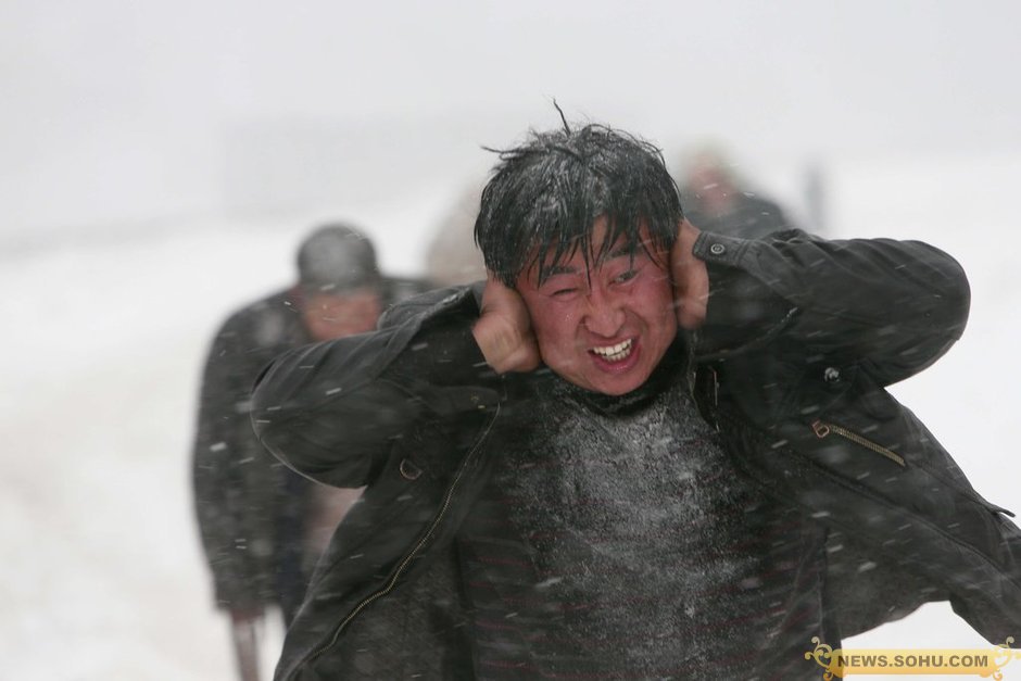 京藏高速数千受困者雪中大转移 头发结满冰碴