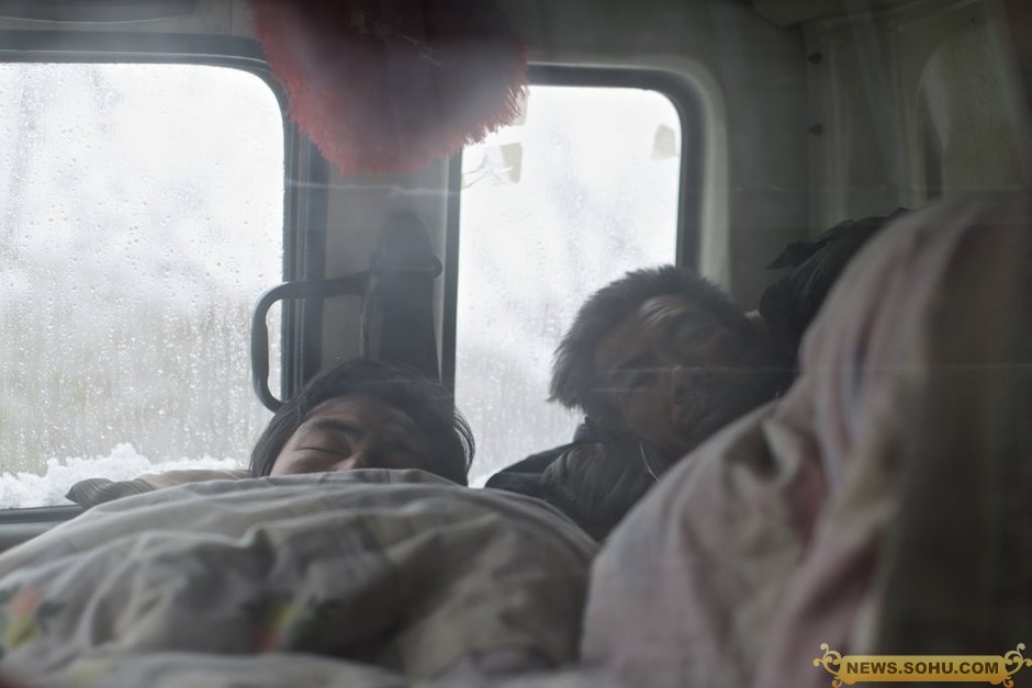 京藏高速数千受困者雪中大转移 头发结满冰碴