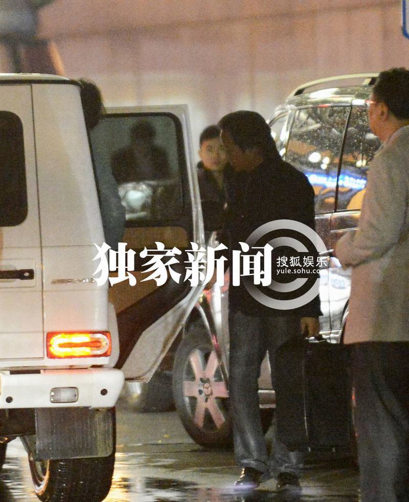 刘亦菲携母回京 继父陈金飞百万豪车接机身兼多“职”