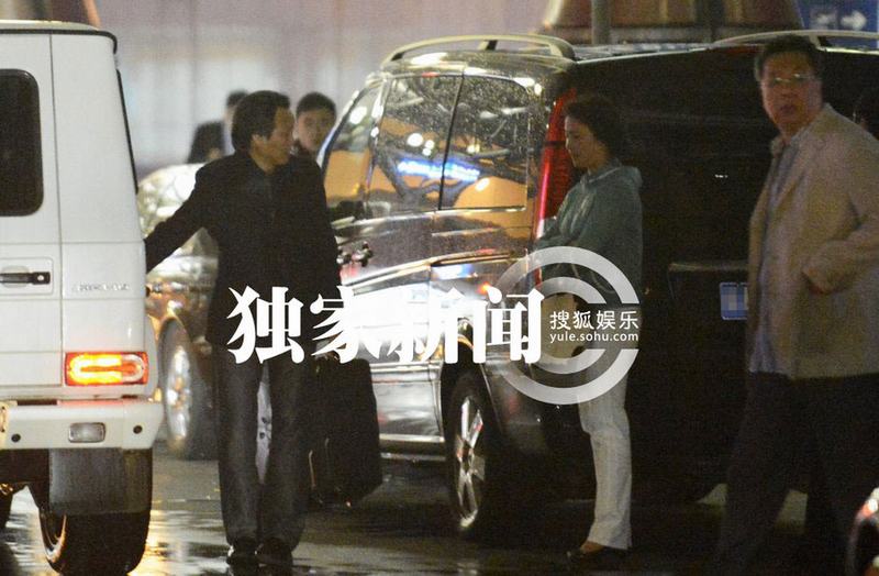 刘亦菲携母回京 继父陈金飞百万豪车接机身兼多“职”
