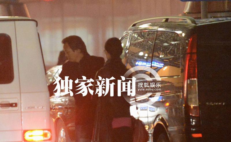 刘亦菲携母回京 继父陈金飞百万豪车接机身兼多“职”