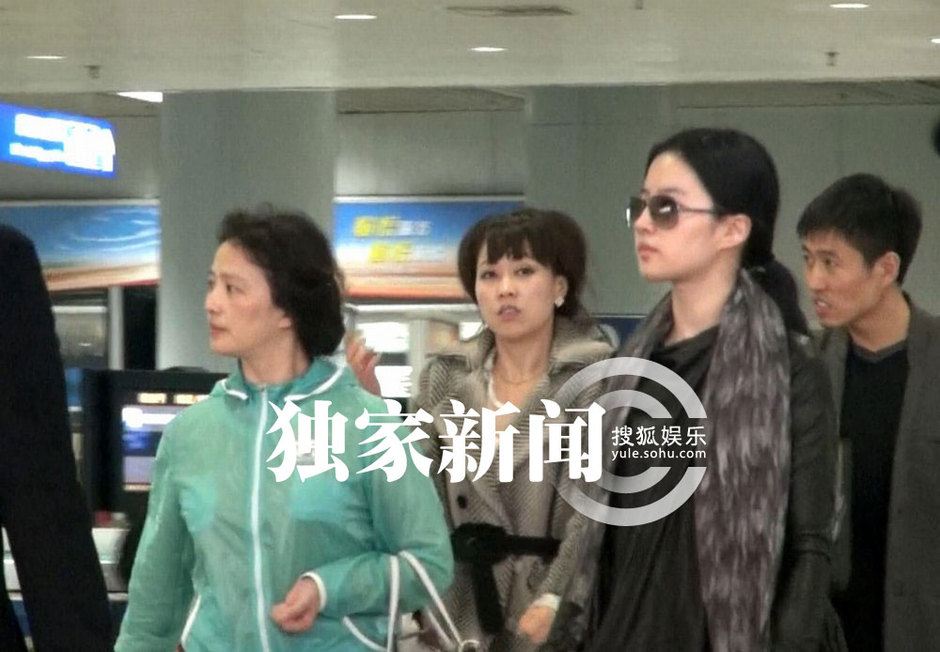 刘亦菲携母回京 继父陈金飞百万豪车接机身兼多“职”